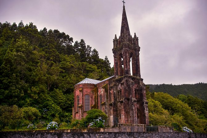 Adventure in the Furnas, with volcanoes, lagoons and tea plantations - Caldeira das Furnas: where volcano heat makes lunch and hot springs