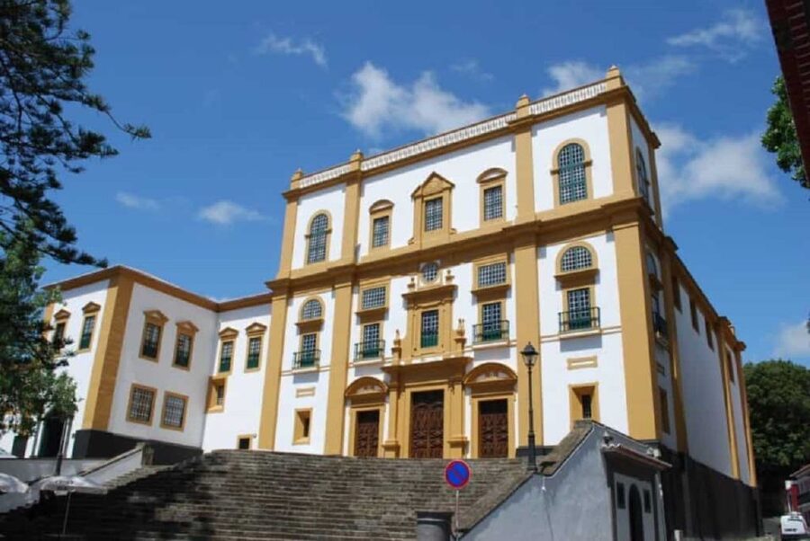 Angra do Heroísmo: Walking Tour with Local Pastry and Coffee - Igreja da Misericórdia and the Sé cathedral for contrast and scale