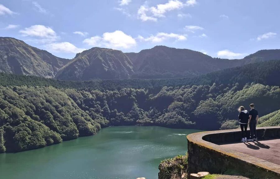 Azores: Sete Cidades, Blue & Green Lake Shore Excursion - Vista do Rei: the Blue and Green Lakes moment, with realistic expectations