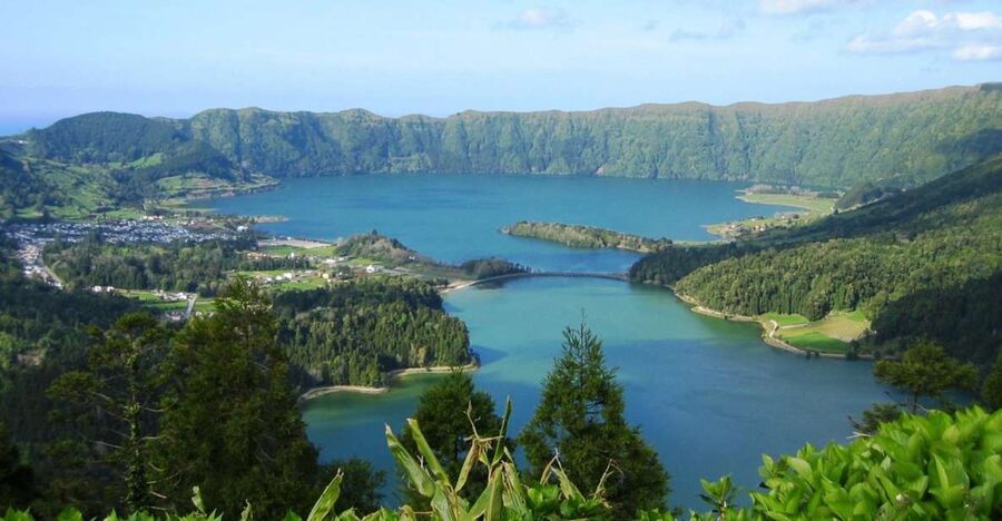 Azores: Sete Cidades Scenic Jeep Tour from Ponta Delgada - Sete Cidades in one hour: Lagoa Azul and Lagoa Verde plus quiet crater waters
