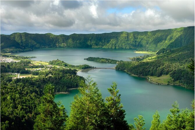 Azores - Seven Cities & Lagoa do Fogo tour - Lagoa Verde / Lagoa das Sete Cidades: the volcanic bowl and the blue-green contrast (about 30 minutes)