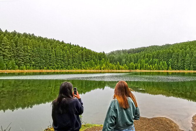 Azores: Shore Excursion Sete Cidades - Blue & Green Twin Crater Lakes - Arruda Pineapple Plantation: greenhouse-growing in a tight 20 minutes