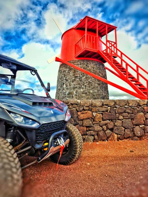 Buggy tour through the vineyards of Pico Island - The guide’s role: Paulo’s storytelling angle