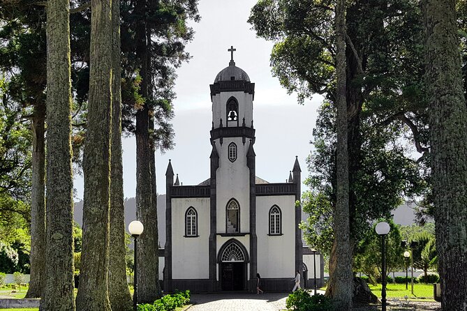Day tour to the amazing Sete Cidades - Sete Cidades village break: lake time without rushing