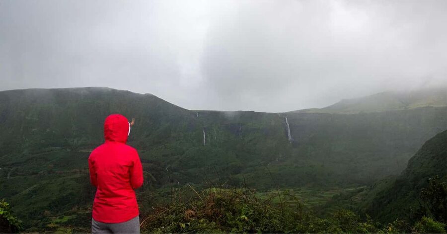 Flores Island: Full-Day Guided Tour with Lunch - Lakes, Rocha dos Bordões, and why geology becomes the story
