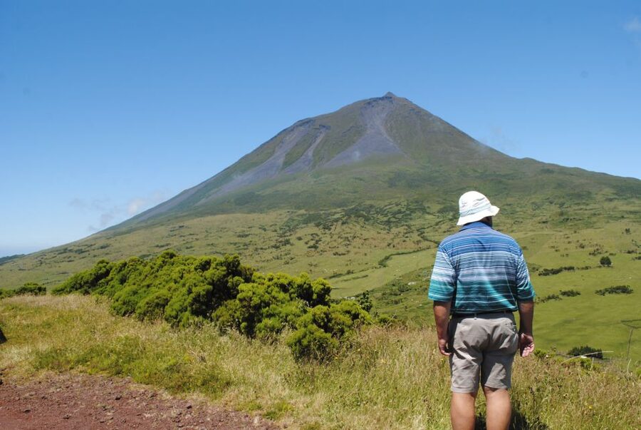From Madalena: Pico Volcanoes and Lakes Guided Day Tour - Pico Island photo stops and the lake-and-lagoon rhythm
