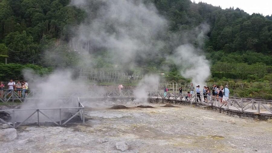 Full day Furnas | Hotsprings | Thermal Baths | Tea Factory - Furnas Lake: a calm moment in an active setting