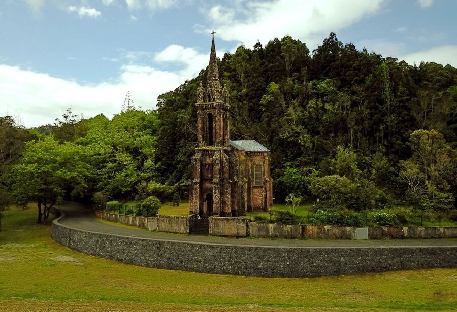 Furnas: Tea Plantations, Lake and Volcano Guided Tour - Vila Franca do Campo islet: quick pass, then a focused photo stop