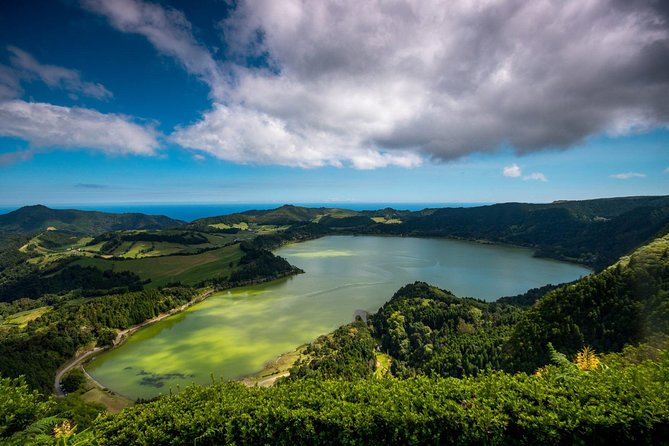 Furnas Volcano, Lake, Geysers, Tea Plantation and Terra Nostra - What Carlos-style guiding does for your day (and why it matters)