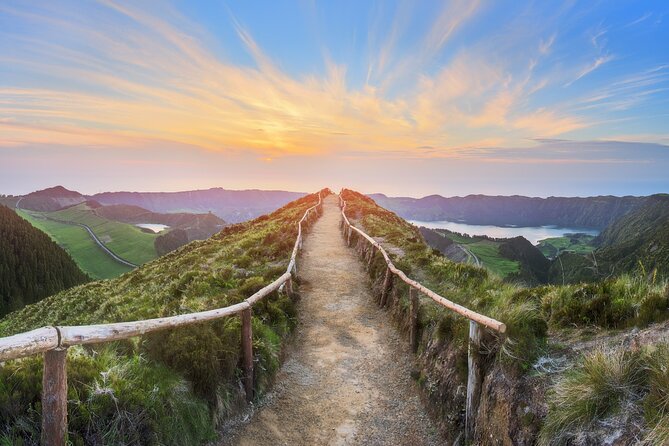 Guided Tours Sete Cidades and Lagoa do Fogo Full day - Sete Cidades: Two Viewpoints, One Famous Volcanic Story