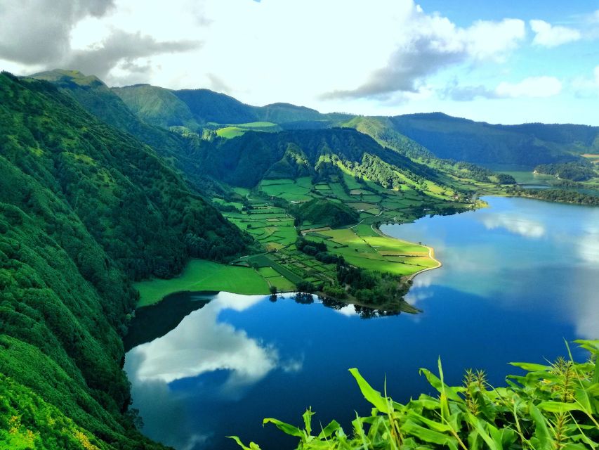 Half-Day 4X4 Tour Sete Cidades. Off the beaten Track. - The 4x4 Dirt Road Around the Volcanic Crater Rim