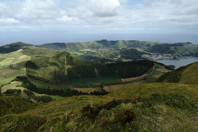 Half-Day 4x4 Tour to Lagoa das Sete Cidades - Stop 1 at Caldeira das Sete Cidades: the shore walk feel