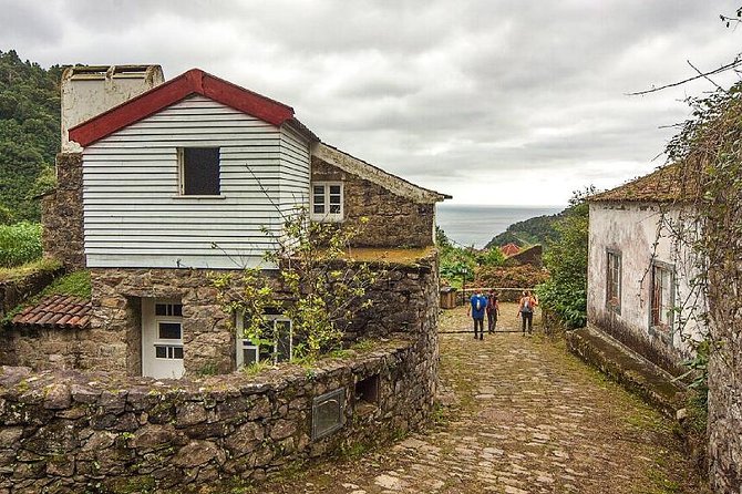 Hiking Faial da Terra + Van Tour Nordeste - Miradouro da Ponta do Sossego: Green Cliffs and Easy Viewing Time