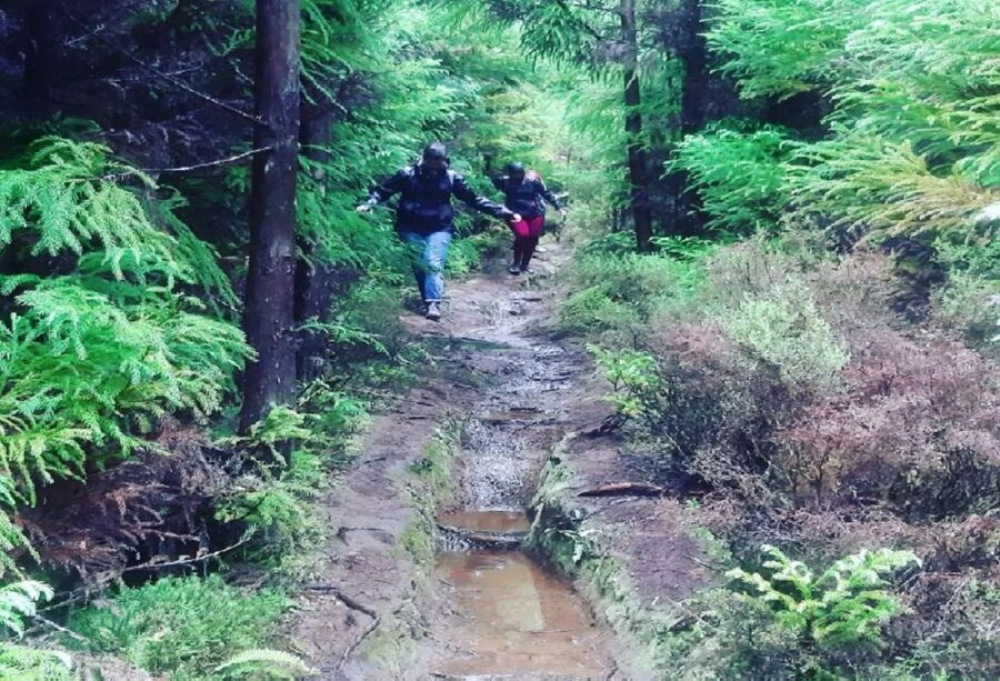 Hiking Trail Mistérios Negros | Terceira Island - Guides make the trail better: Amélia and James in focus