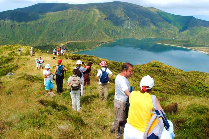 Lagoa do Fogo Walking Tour with Lunch from Ponta Delgada - Stop at Bar Caloura: time for coffee, but plan for extra spending