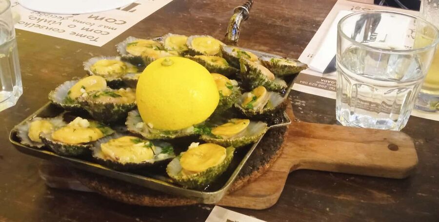 Ponta Delgada: Fat Dolphin Food Tours - Mercado da Graça: pineapple first, questions encouraged