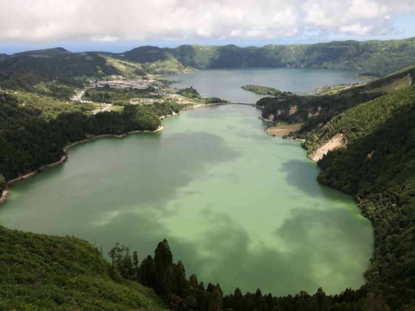 Ponta Delgada: Full-Day Sete Cidades 4X4 Tour with Lunch - Lunch with drinks included: why this stop is part of the value