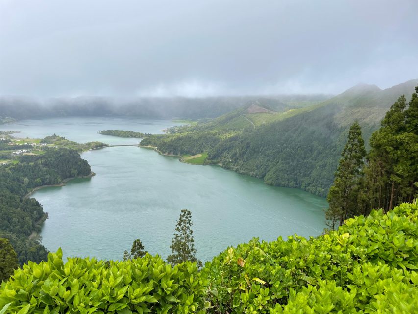 Privat van tour Sete Cidades, Lagoa do Fogo – volcanic lakes - Stop-by-stop: the western valley viewpoints that build momentum