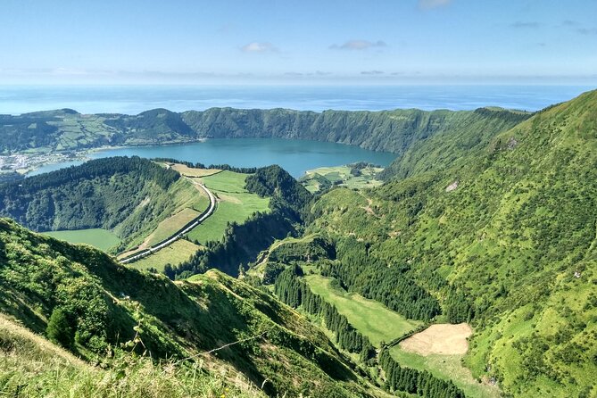 Private Tour Volcanic Lakes Sete Cidades and Lagoa do Fogo - Miradouro do Pico do Carvão and Muro das Nove Janelas: the island seen from above