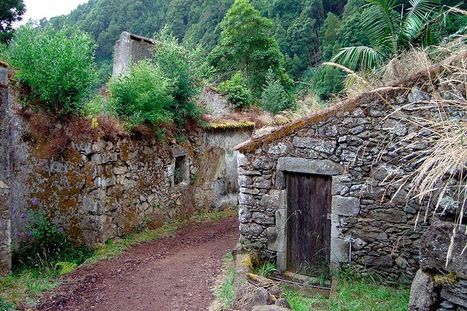 Sanguinho Hike from Ponta Delgada - Sanguinho village: the story behind pig pens and refuge