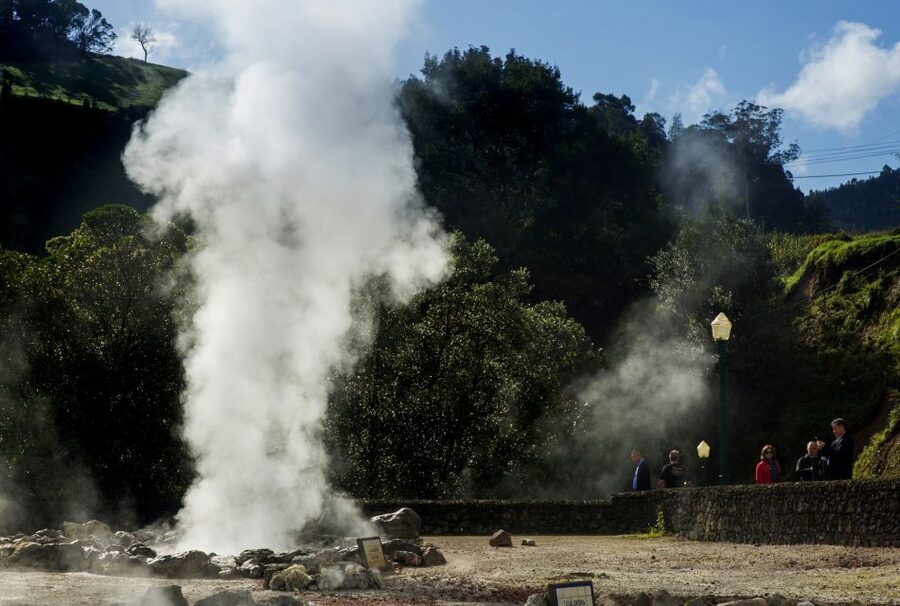 São Miguel East: Full-Day Van Tour with Lunch - Furnas Caldera Viewpoints and the Lake Entrance