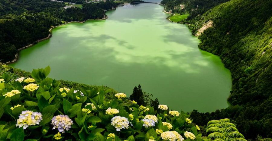 São Miguel Island: Full-Day Sete Cidades Tour - Mosteiros: lunch break plus real seaside time