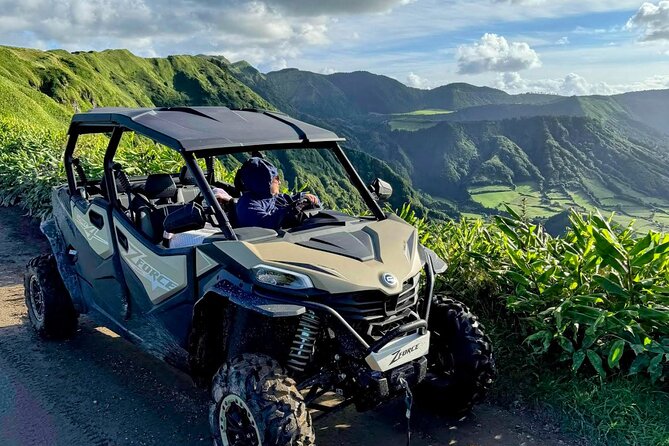 São Miguel : Sete Cidades Buggy tour - Vista do Rei and Miradouro das Cumeeiras, two angles on one crater