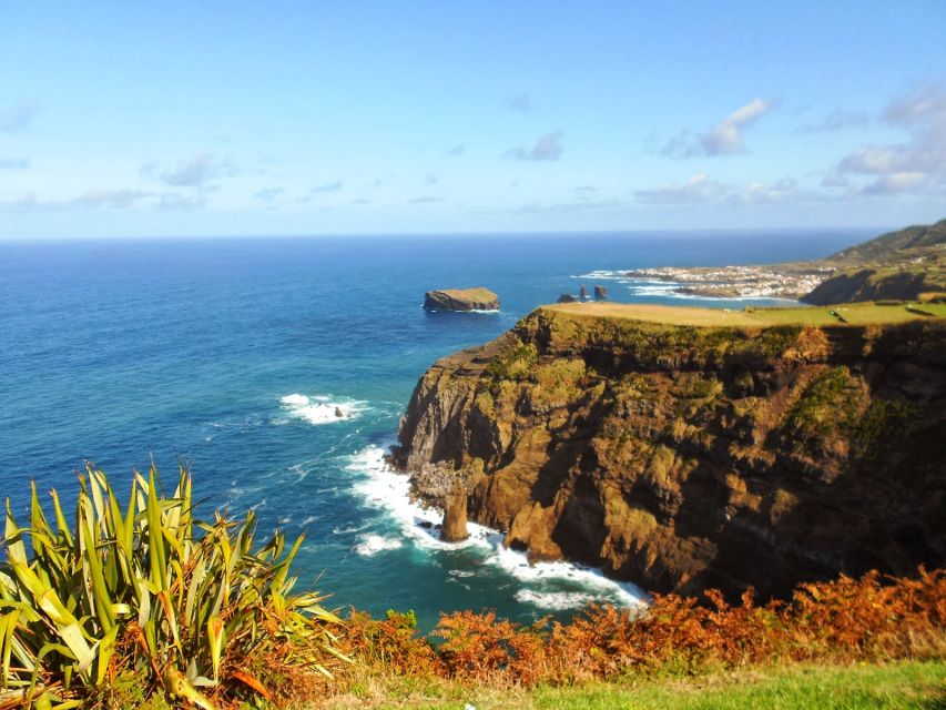 São Miguel: Sete Cidades & Lagoa do Fogo Tour with Lunch - The Sete Cidades town break, coffee, snacks, and local pacing