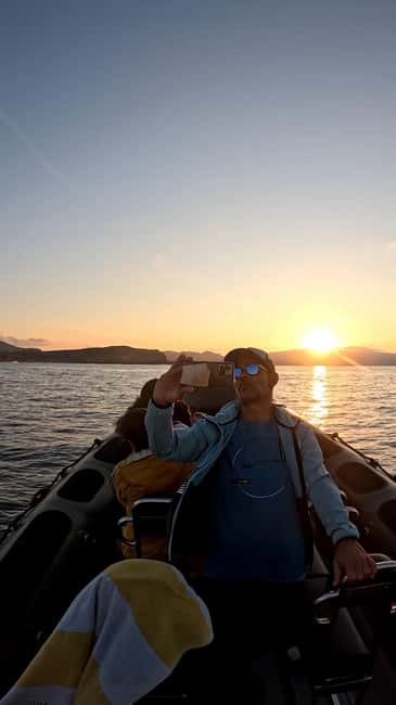São Miguel: Sunset Boat Tour – Golden Light, Cliffs & Caves - Ponta do Ermo and Farol do Cintrão: the caves and cliff science moment