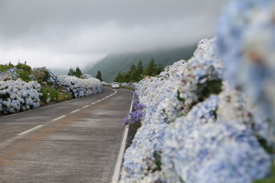 São Miguel West: Sete Cidades and Fogo Tour with Lunch - Ceramics, Santa Barbara Beach, and Ribeira Grande: small cultural stops that break up the drive