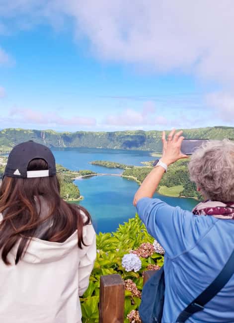 Sete Cidades & Fire Lake: Full-Day Tour with Pineapple plant - The guide and group vibe, especially in real weather