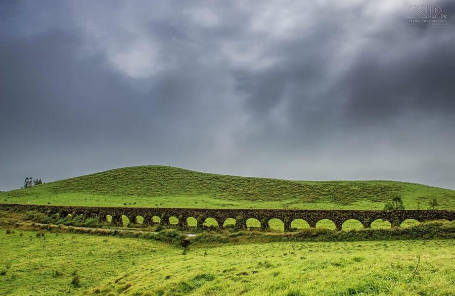 Seven Citys: Guided Tour to green & blue Lake: Sete Cidades - The bridge stop: the green and blue lakes in one glance