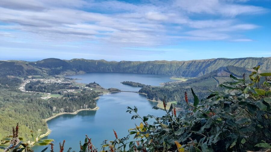 Seven Citys: Guided Tour to green & blue Lake: Sete Cidades - Vista do Rei: the iconic postcard view, timed into the route