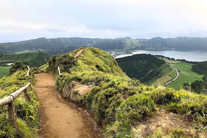 Shore Excursions to the volcano and crater of Lagoa das Sete Cidades - Stop 4: Miradouro da Vista do Rei and the blue-green lagoon effect