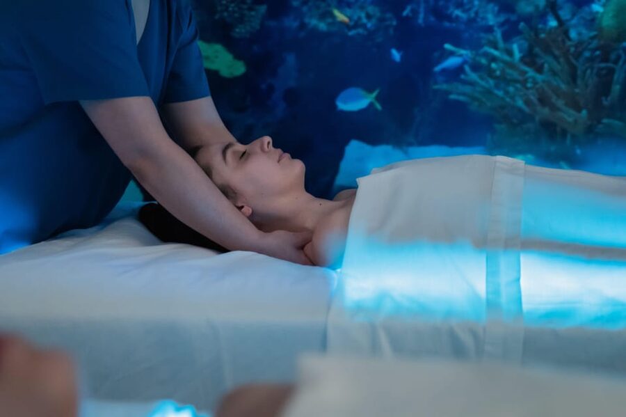 Terceira Island: Relaxing massage with essential oils on a water mattress - Entering the calm: what the first few minutes feel like