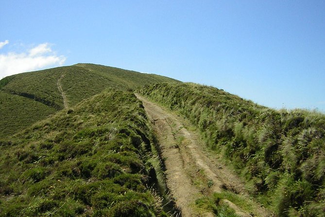Walking Tour Sete Cidades - Rugged Sao Miguel scenery, with a clear pay-off