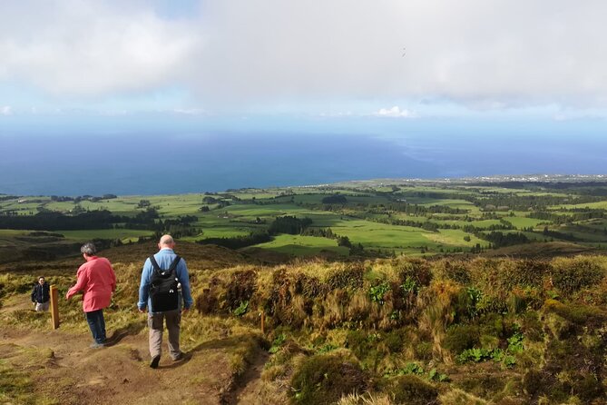 Walking Tour Sete Cidades - Air-conditioned vehicle: a comfort buffer on a hike day