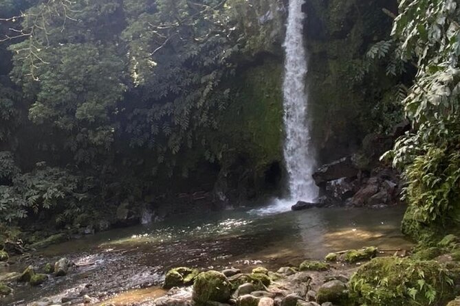 water Falls route - Stop 3: Salto da Farinha, Basalt, Birds, and Sea Blue