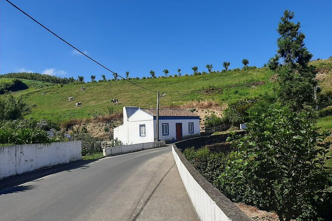 Waterfalls Hike, Moinho do Felix with tea plantation - Where you meet, and why the start point is convenient
