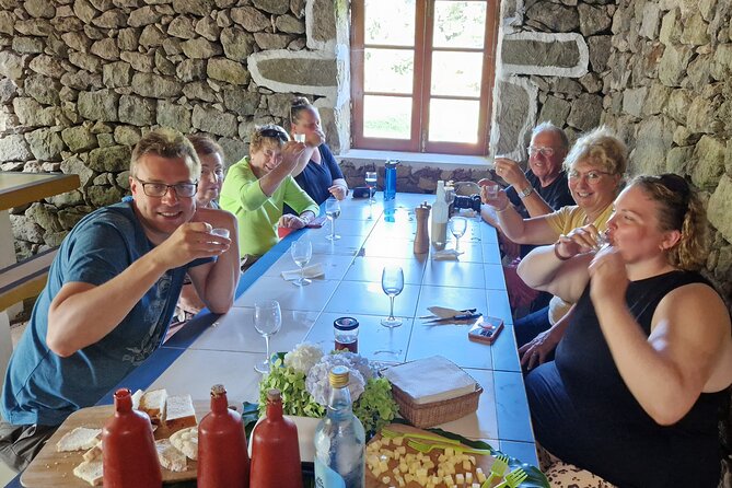 Wines and Moonshines Private Tour - Lunch Setup With a West-Side Lighthouse Stop at 12:15